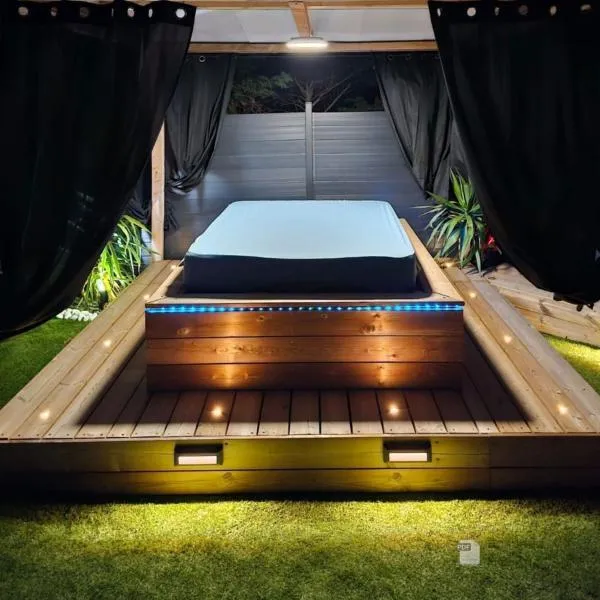 salle de cinéma et jaccuzi, hotel in Mauguio