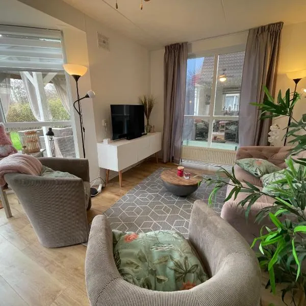 Gezellige vakantiewoning aan het water in Ewijk - recreational only no workers, hotel a Ewijk