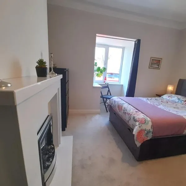Peaceful Room Overlooking Nature & Parking, hotel a Bloxwich