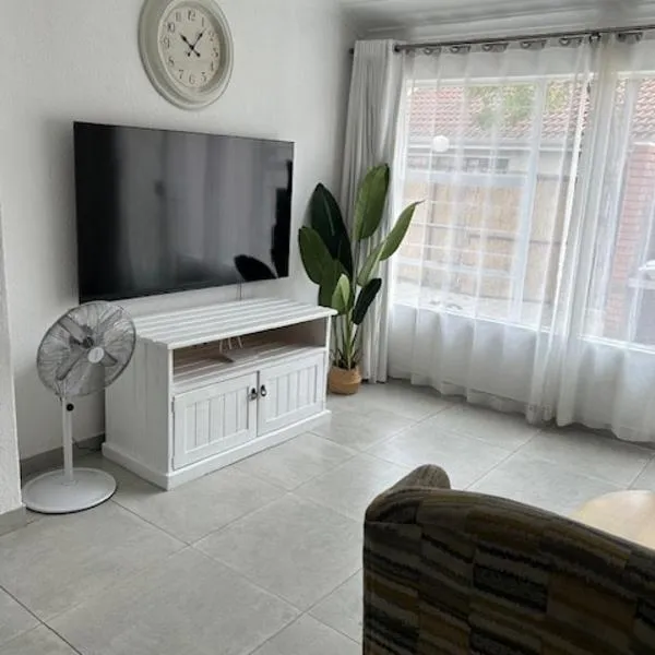 Modern Retreat in Fourways, מלון בSandton
