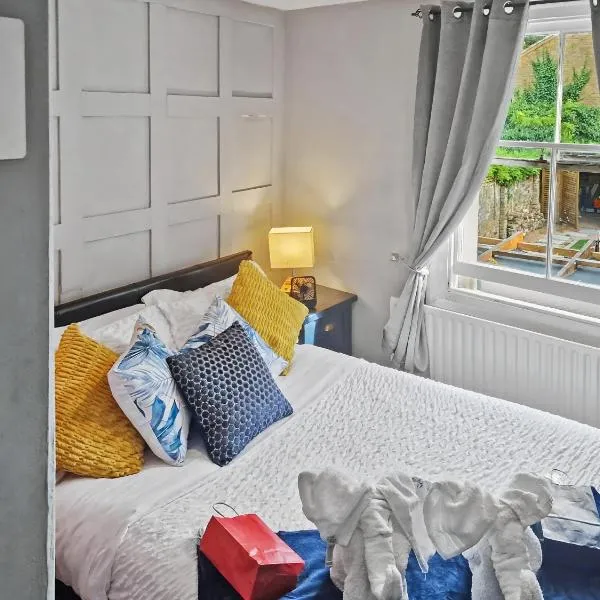 Cosy Studio in Hampton Hill short Walk to Bushy Park with Free Parking and WiFi and Pets welcome, hótel í Hampton Hill