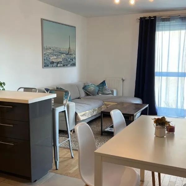 Lumière Parisienne Spacious 2BR Apartment with Terrace Free Parking Near Metro Line 13, hotel em Malakoff