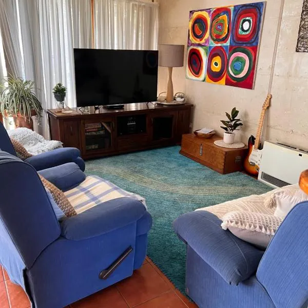 Red Emperor a trendy, modern townhouse in the heart of Esperance, хотел в Есперанс