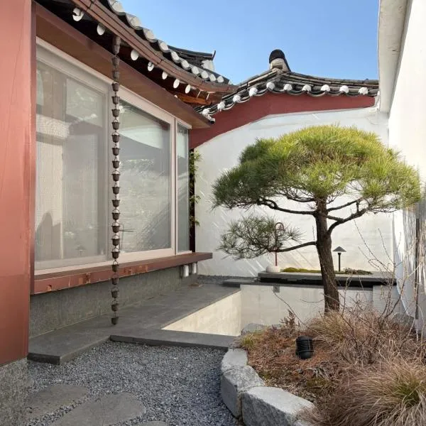Korea Premium Hanok with Private Jacuzzi in Bukchon Village near Gyeongbokgung, Gwanghwamun, Jongno, Seoul, hotell Soulis