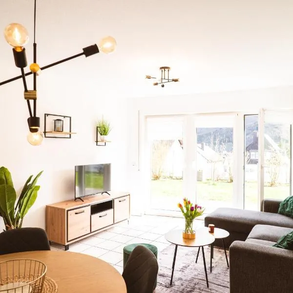 Moselzeit - Moderne Ferienwohnung mit Terrasse und Burgblick, hotel in Bernkastel-Kues
