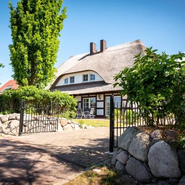 Reethus-am-Hafen Reetdachhaus Hafenblick mit Garten und Blick aufs Wasser, hôtel à Rankwitz