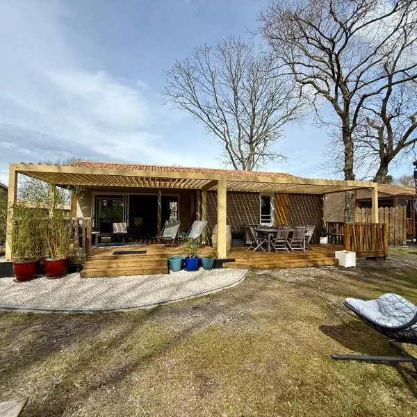 Chalet 18 tout confort pour un séjour dans domaine avec Piscine et en bordure Lac avec plage artificielle, hotel in Labouheyre