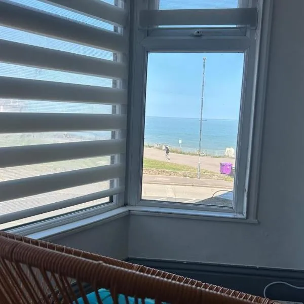 Cosy 2 Bedroom Coastal Retreat with Sea Views and a Private Indoor Hot Tub, hotel in Margate