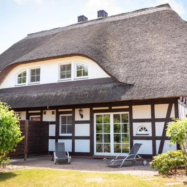 Reethus-am-Hafen Reetdachhaus Westbrise mit Garten und Blick aufs Wasser, hótel í Rankwitz