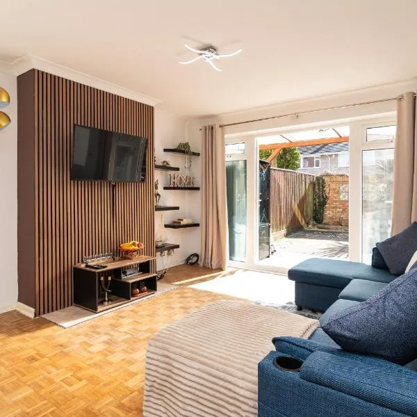 Spacious 3BR Home - Parking - Near Sandbanks Beach – hotel w mieście Parkstone