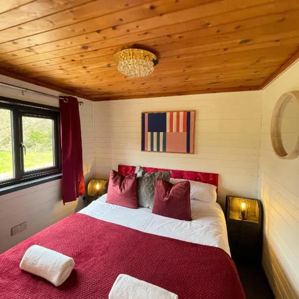 Otter 2 Lodge - Private Hot Tub- Dog Friendly - Wiltshire-Bristol – hotel w mieście Warminster
