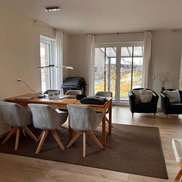 Ferienhaus am See für Paare, Familien, nordseenah, Feriennest am Wangermeer, hotelli kohteessa Wangerland