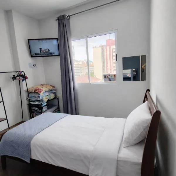 Apto completo em São Vicente ideal para família e trabalho 2 quadras da praia, hotel v destinácii São Vicente