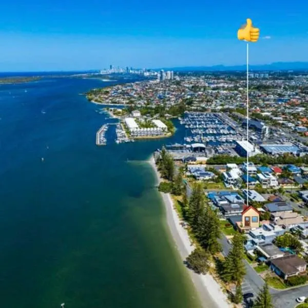Private beautiful homestay located at the back of beach front house in a peaceful beach - 02 BR 04 Beds, hotel in Gold Coast