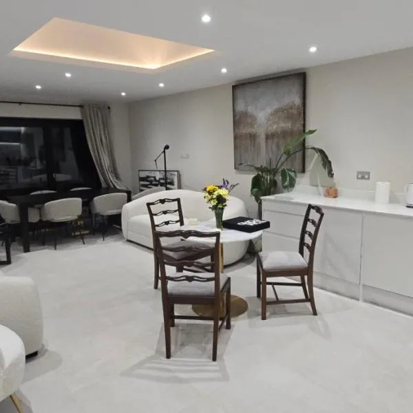 Modern 2 bed home with Ensuites & Private Parking，埃克塞特的飯店