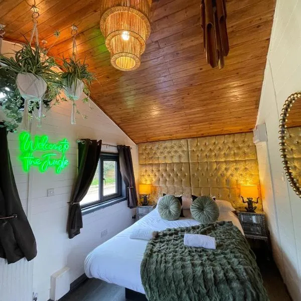 Otter 3 Lodge -Jungle Inspired -Dog Friendly -Private Hot Tub -Warminster-Bath-Salisbury – hotel w mieście Warminster