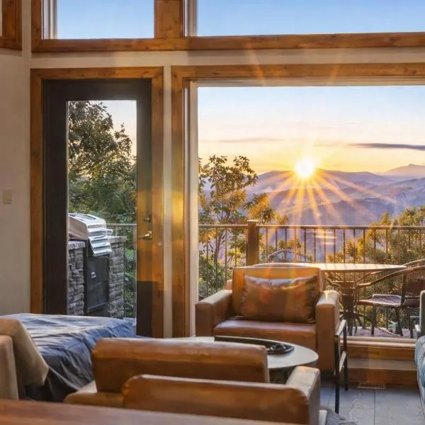 Gatlinburg Cabin - Smoky Mountain Views - Hot Tub, hotel u gradu Gatlinburg