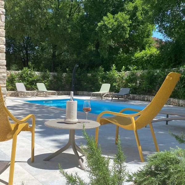 VILLA - BELLISSIMA Malinska with private heated pool and table tennis - smart TV، فندق في مالينسكا