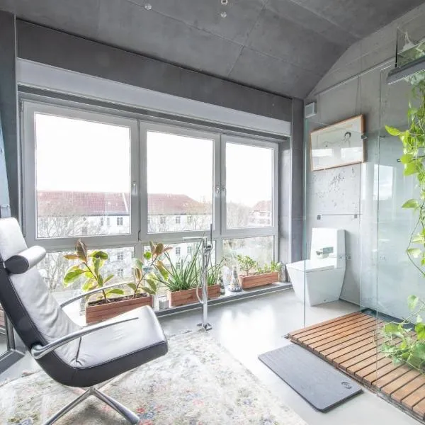 Stylish Loft Apartment with Designer Bathroom & Balcony, hotel v Berlíně
