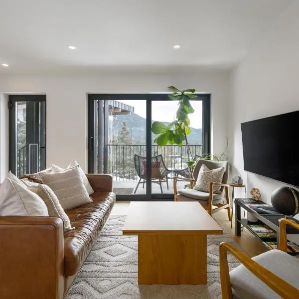 Spacious 2BR Retreat, Scenic Views, Modern & New, hotel in Whistler