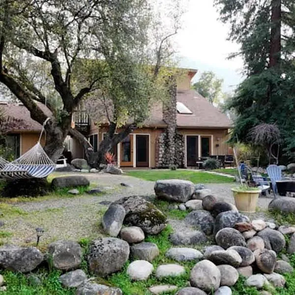 Sequoia Cabin by the River, hotel in Three Rivers