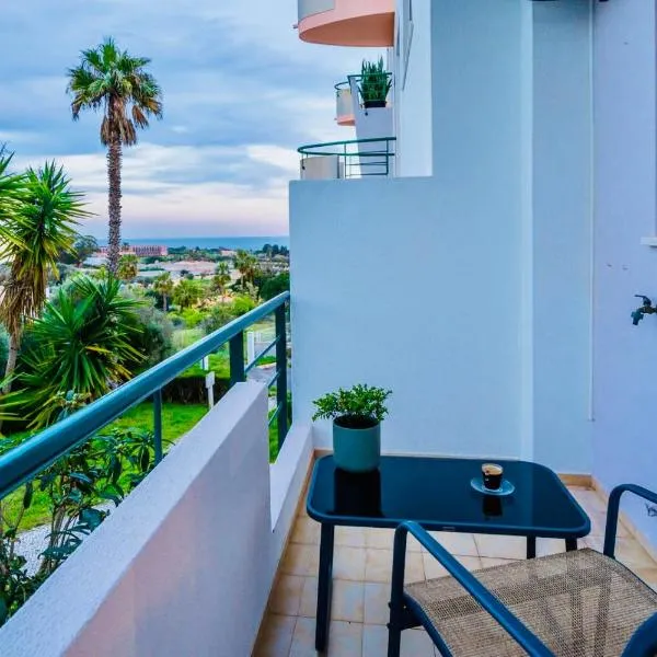 Sunrise Sea View Apartment Walk to Meia Praia, hotel a Lagos