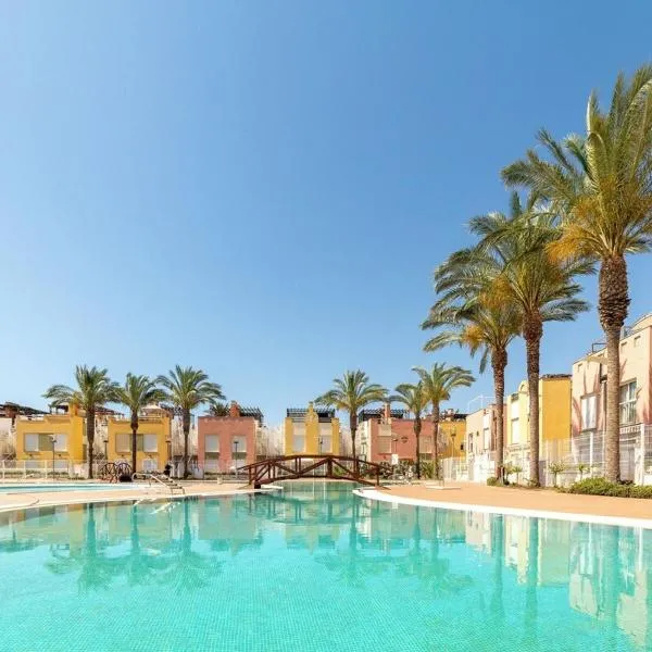 luxury homes bajo laguna beach and pool, hotel a Los Amarguillos