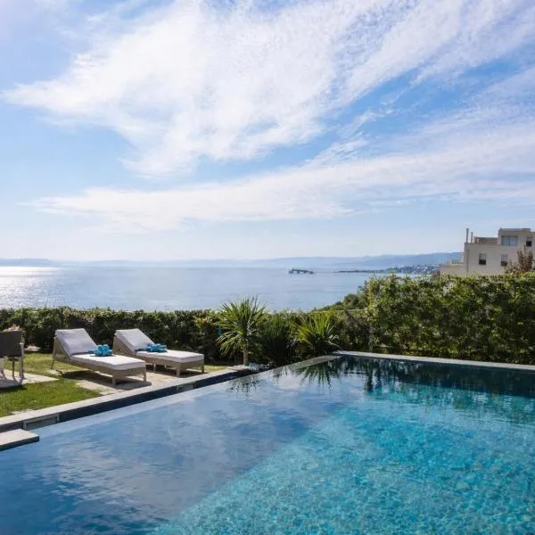 Enjoyer - Seafront apartment with PRIVATE Heated POOL and terrace, Hotel in Split