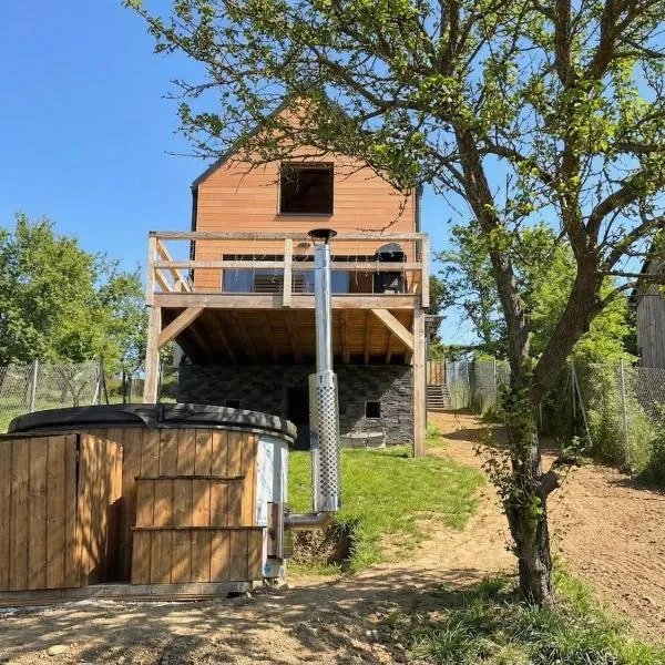Solar Cinema Cabin with Hot Tub in Brno, khách sạn ở Brno