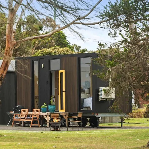 Oceans Edge Retreat by Tiny Away, Hotel in Portland