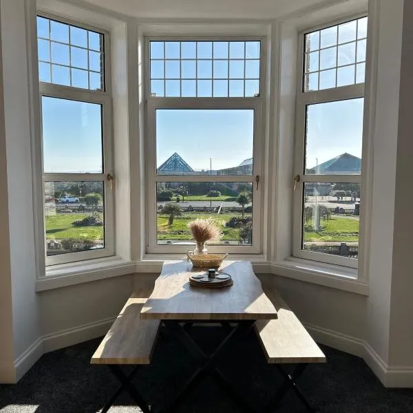 Stylish apartment in Southsea with sea views، فندق في بورتسماوث