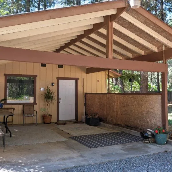 Cozy Cottage in the Woods, hotel en Cave Junction