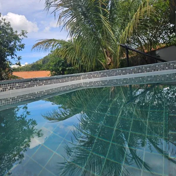 Casa completa em Lindoia - Hospedagem Perfeita para os Autos Antigos - ATÉ 11 PESSOAS - GARAGEM PARA 3 CARROS - 2 BANHEIROS, hotel a Lindóia