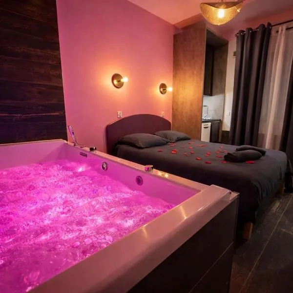 LOVE ROOM - SPECIAL AMOUREUX - HYPER CENTRE - Lorient, hotel i Lorient