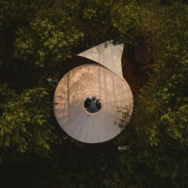 Dzikolas Glamping & Spa - Jurty z prywatnym jacuzzi, hotel di Krasnobród