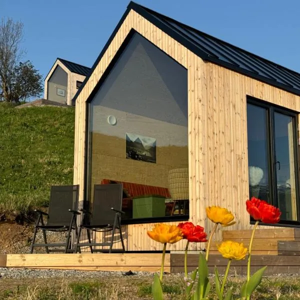 Charming tiny house with panorama view, Hotel in Sandane