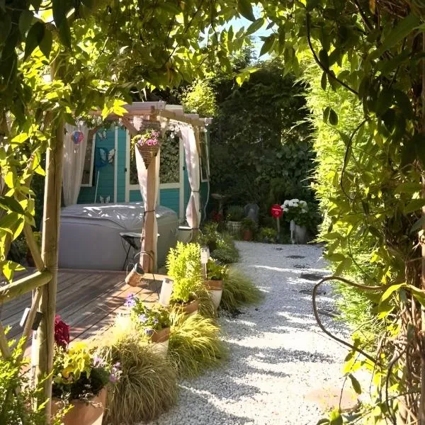 Cosy Garden Accommodation, Private Hot Tub & Four Poster Bed, Hotel in York