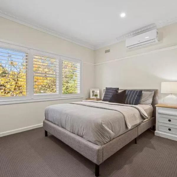 Charming House; Walk to Beach & Shops, hotel a Rosebud