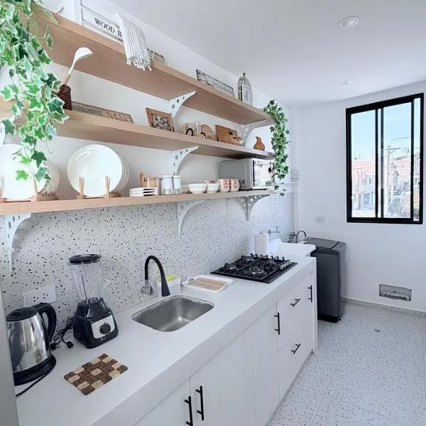 Dpto familiar moderno 2do piso - 2 Hab - 3 camas - wifi - lavadora, מלון בטאקנה