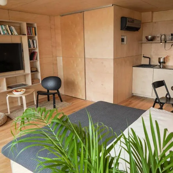 Domy w ogrodzie - Riverfront cabins, hotel v Poznani