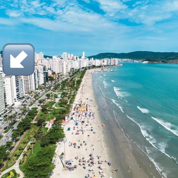 Studio com ar condicionado em frente a praia de Santos!