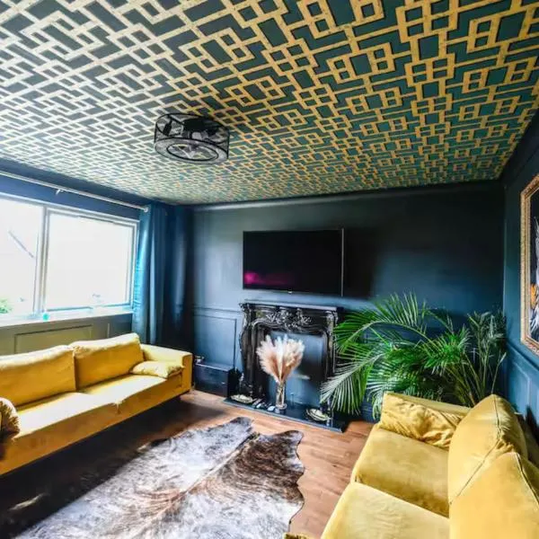 Bold Coastal Retreat with Boudoir Interiors, Felpham Village, hotel em Bognor Regis