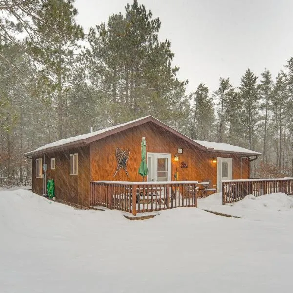 Woodland Cabin with Fishing, ATV and Snowmobile Trails, hotel a Lake Nebagamon