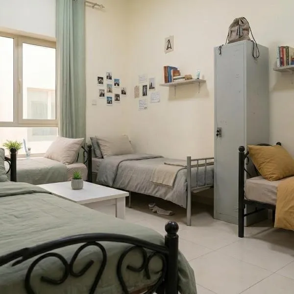 ALEX Hostel H101 - Bed in a shared room with other guest, hotel en Sharjah