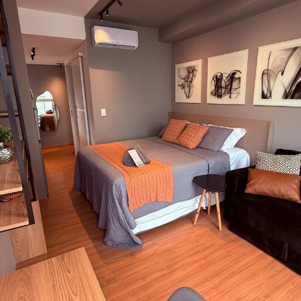 Studio novo e amplo no Centro com ar e home office