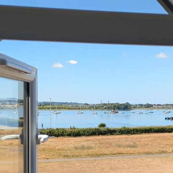 Sea Fern House,36A - Holes Bay Views - Poole, хотел в Пул