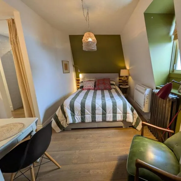 Au Vieux Presbytère De Saint-Léon، فندق في Saint-Léon-de-Standon