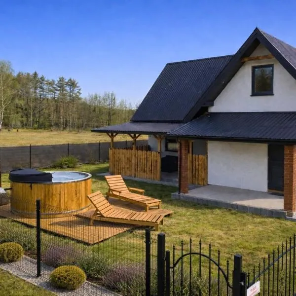 Całoroczny dom wypoczynkowy pod Lasem z prywatnym jaccuzii, Hotel in Wytyczno