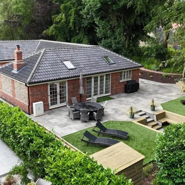 Stunning Barn with hot tub in the heart of Holt, hotelli kohteessa Holt