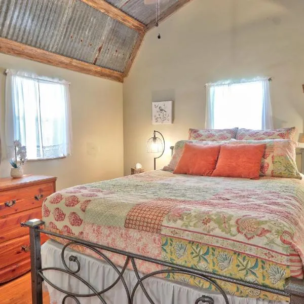 Sunflower Ridge Bungalow, hotel in Wimberley